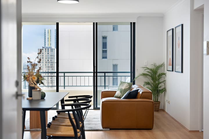 Luxury City Skyhome | Free Parking | King Beds