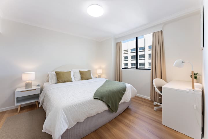 Luxe 2BR Apartment: King Bed, Free Parking, CBD