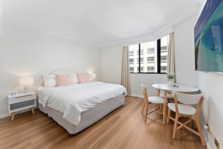 מיטת קינג סייז נוחה עם זוגות של קצף זיכרון וכריות פוך/נוצה (ניתן לפצל ל -2 מיטות יחיד על פי בקשה)