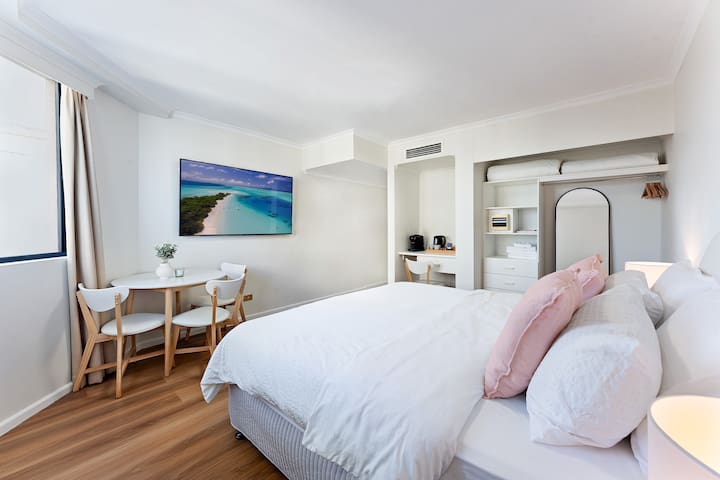 Luxe 3BR CBD Skyhome: Free Parking, 2 King Beds