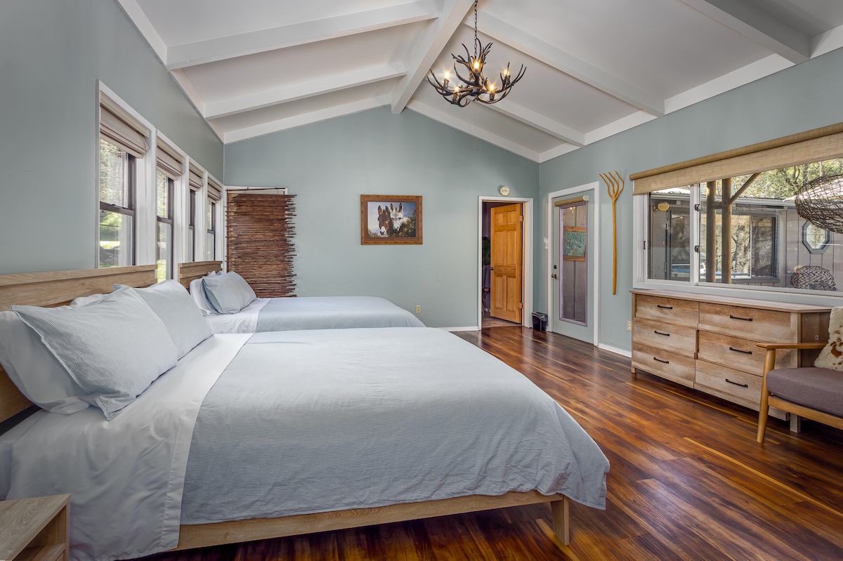 Hlavná spálňa s 2 manželskými posteľami je krásne zariadená 