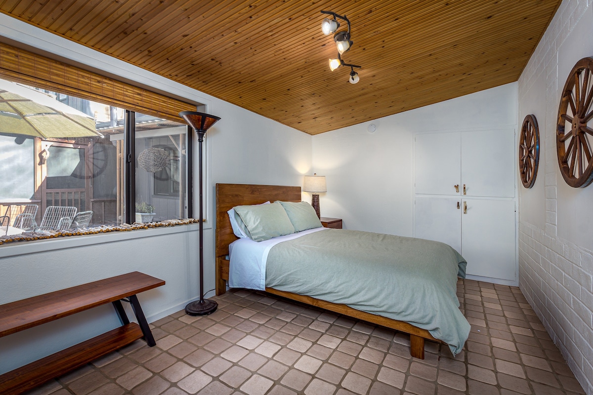 Druhá spálňa s 1 manželskou posteľou a vlastnou kúpeľňou 