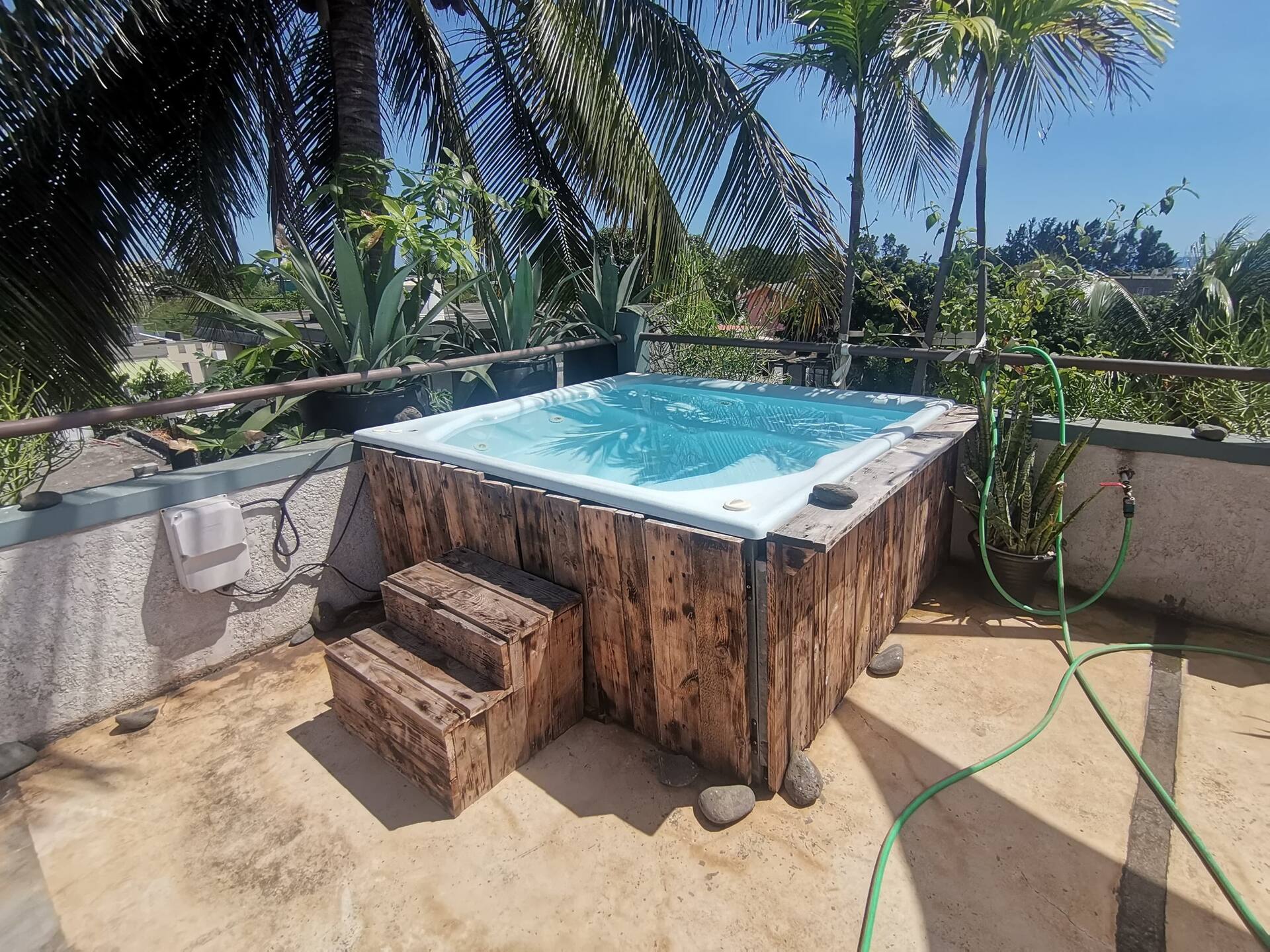 ”Sunny Rooftop” large flat. Free mobile Wi-Fi