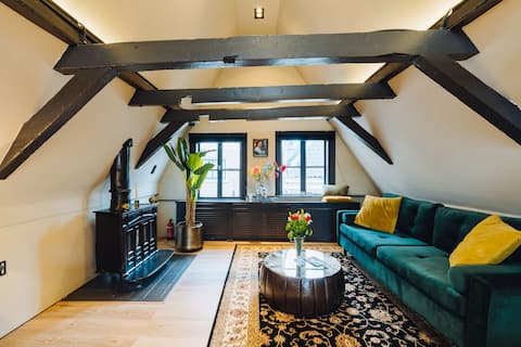 Successful Airbnb property: Luxury art-inspired loft in historic city centre! in Oude Stad