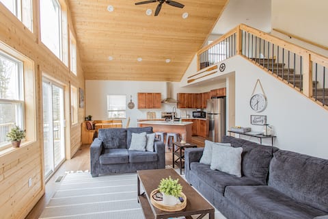 Summer Retreat on Private Lake!