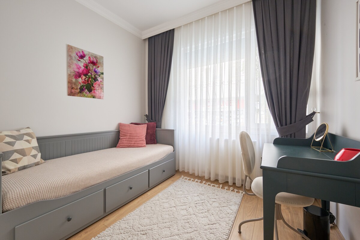 Prostor za odmor i rad: krevet za odmor, radni stol za fokusiranje.