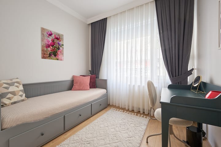 La zona de descanso se encuentra con la zona de trabajo; cama para descansar, escritorio para concentrarse.