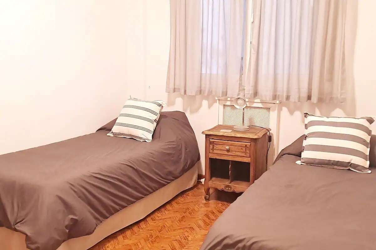 Მეორე საძინებელი ორი გარემომცველით.