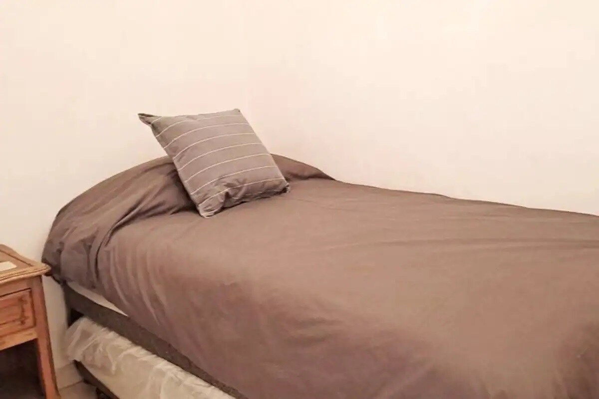 Მესამე საძინებელი ორი 1/2 კვადრატული საწოლით 2 მწმ x 90 სმ.