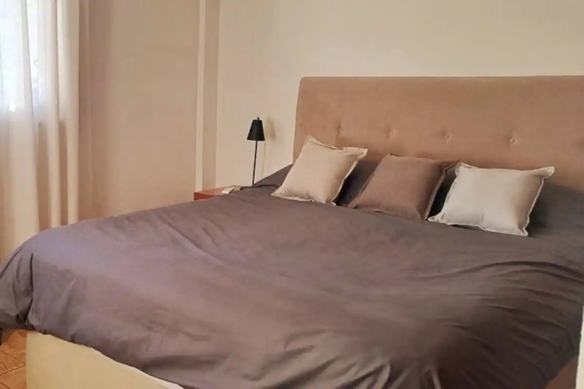 Ფართო მთავარი საძინებელი დედოფალ სომმიესთან ერთად, რომლის ფართობიც 1,80 ‑ დან 2 მეტრამდეა. Მოედნის შესანიშნავი ხედი.