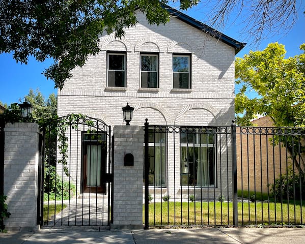 Lux LoganHouse w/garage, Sleeps 12, & rooftop deck