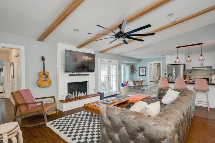 ATX Spacious Retreat | Pool Hot tub Grill Sundeck gallery image 5