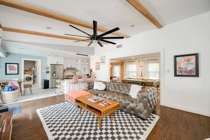 ATX Spacious Retreat | Pool Hot tub Grill Sundeck gallery image 4