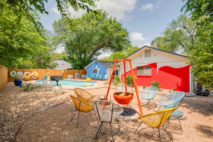 ATX Spacious Retreat | Pool Hot tub Grill Sundeck gallery image 2