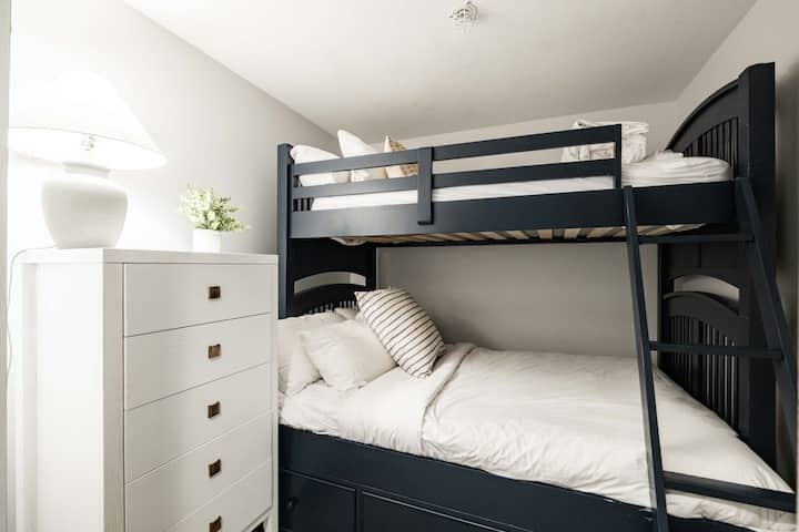 2 - ра спалня: единично легло над двуетажно легло