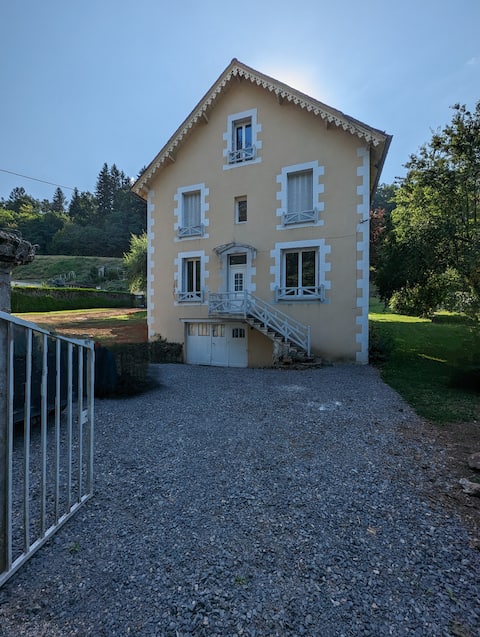 Large family home Vic-Sur-Cère 9 bedrooms