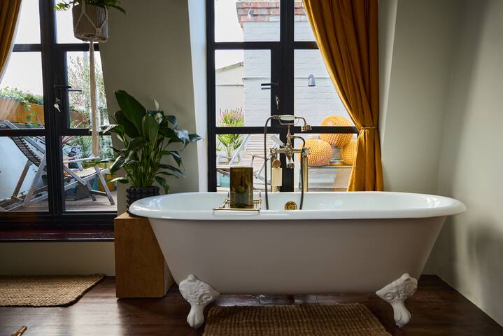 London’s Wildest Stay – The Britannia Shoreditch gallery image 3