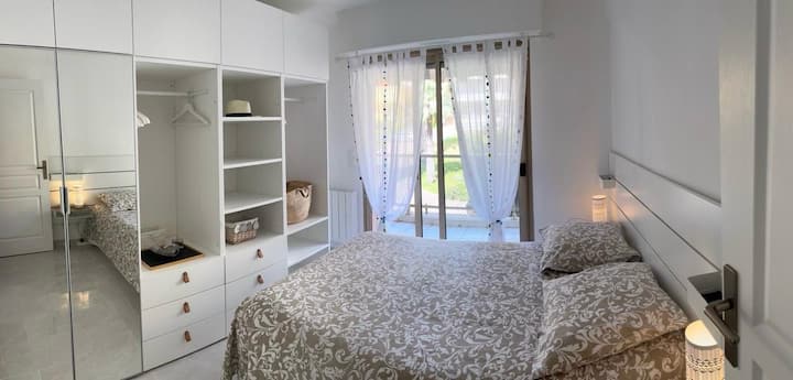 Pohodlná manželská posteľ a dostatok priestoru v skrinke s vlastným balkónom a výhľadom do záhrady.