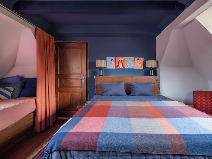 großes Schlafzimmer Haupthaus OG