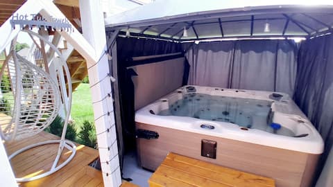 City-View Apartment with Hot Tub (3 Bedrooms)