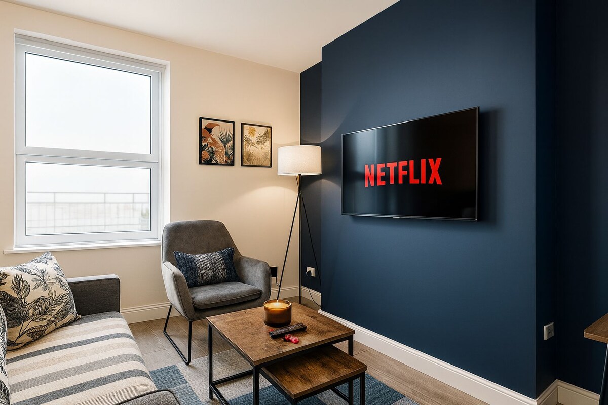 客厅设有舒适的沙发和大电视，是放松和娱乐的理想场所。 此外，它还包括一个指定的用餐休息区，非常适合休闲用餐和聚会。



