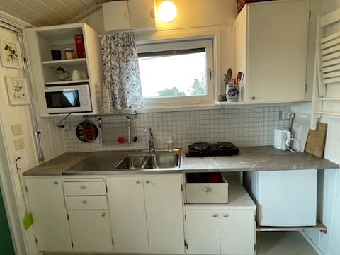 Top performing Airbnb: Guest house with lake view in Alingsås