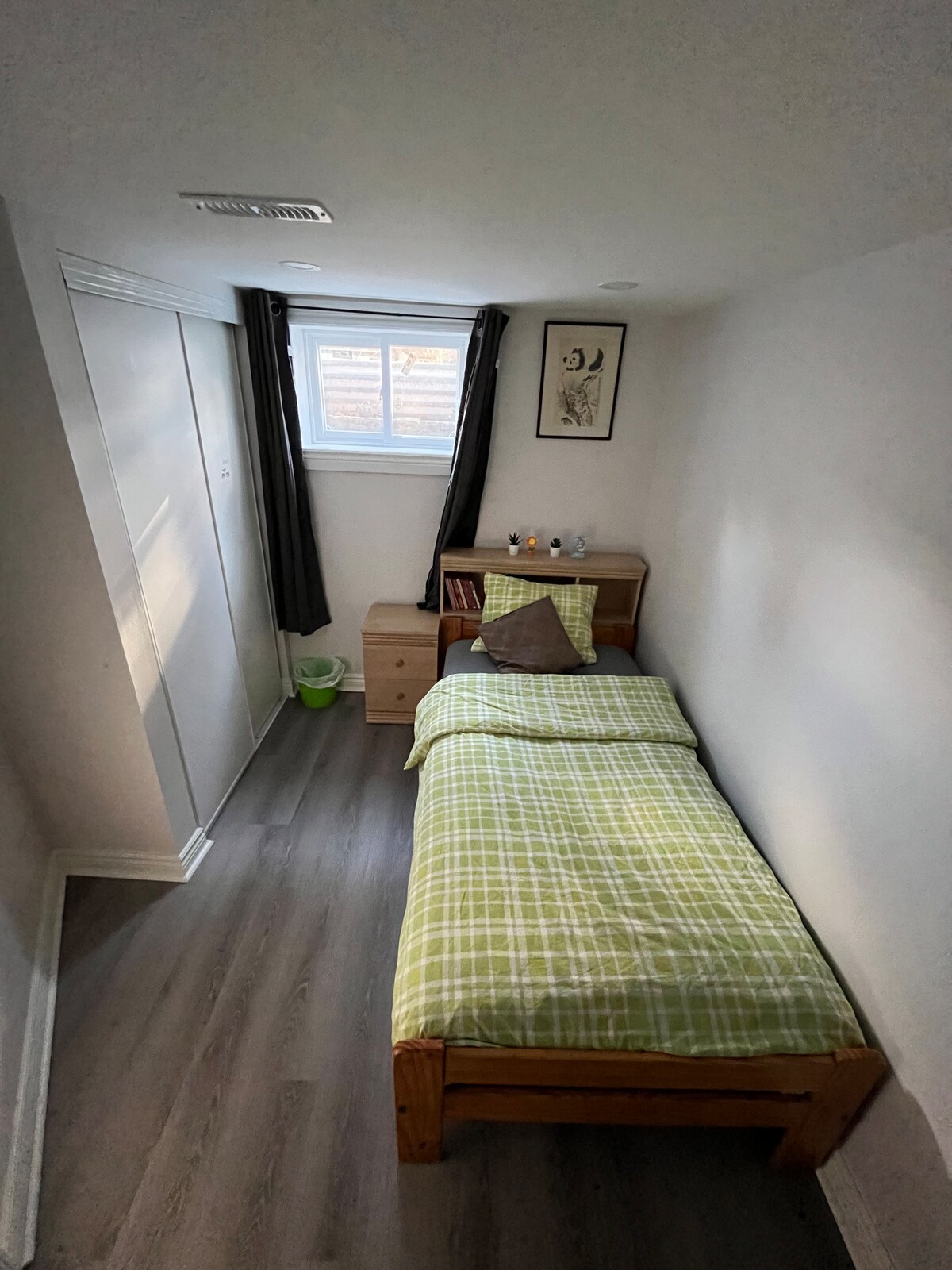 Segundo dormitorio con una cama de una plaza