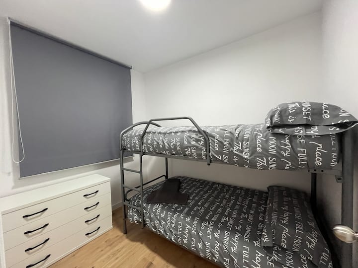 Спалня 3 ,двуетажно легло с две 90 легла,удобно за съхранение на дрехи ,включва чаршафи и кърпи , с климатик и отопление .