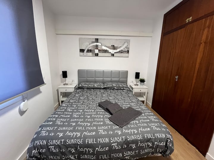 Втора спалня с чаршафи ,олекотени завивки и кърпи , топъл и студен въздух чрез тръбопровод .