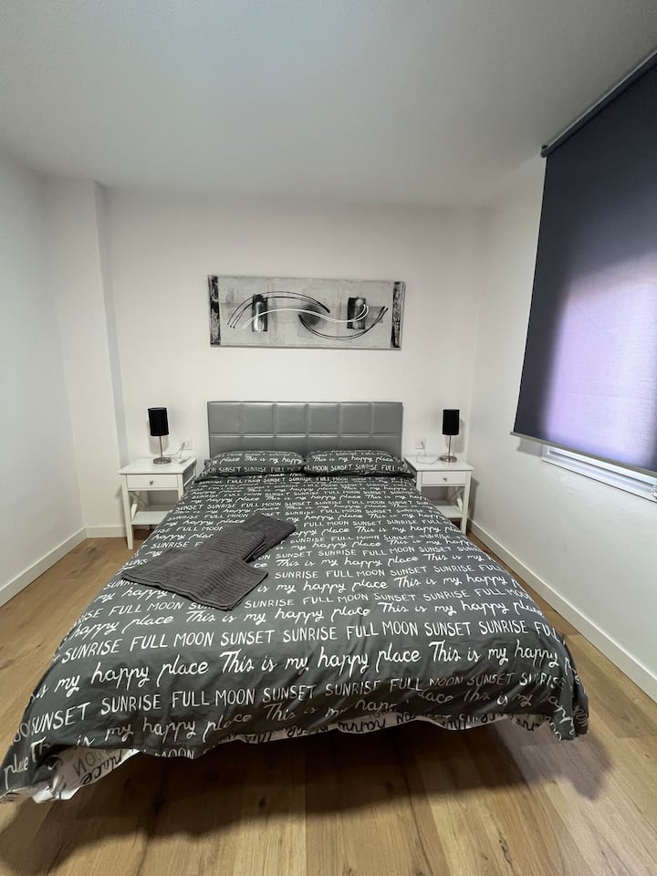 Спалня с чаршафи ,скандинавски и кърпи ,има отоплителен климатик и климатик чрез тръбопровод .