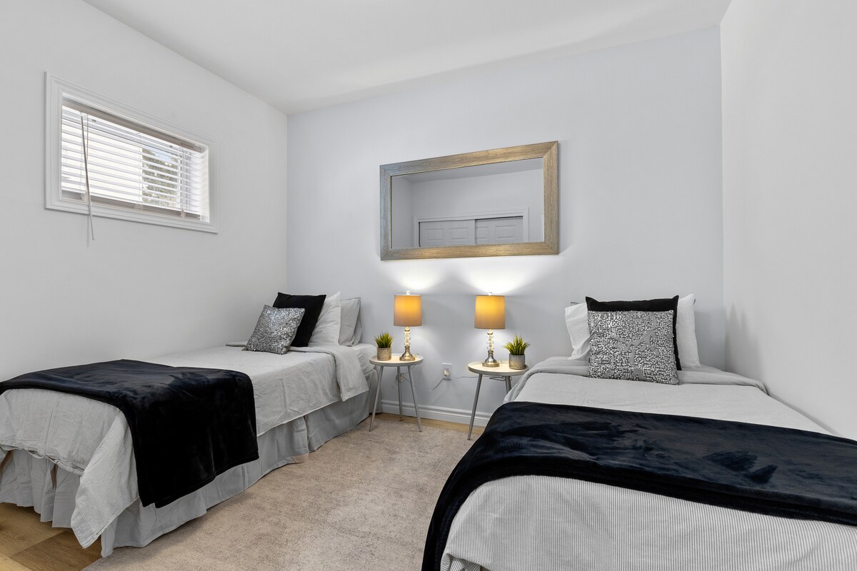 如有需要，可调整床的方向。 如果更符合您的需求，两张单人床可以拼成一张加大双人床。 