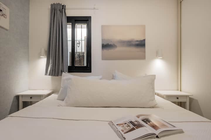 Dhoma e gjumit 2: Dhoma e gjumit ka krevate të rehatshëm, një ekran televizori, një dollap të madh magazinimi dhe drita nate.

