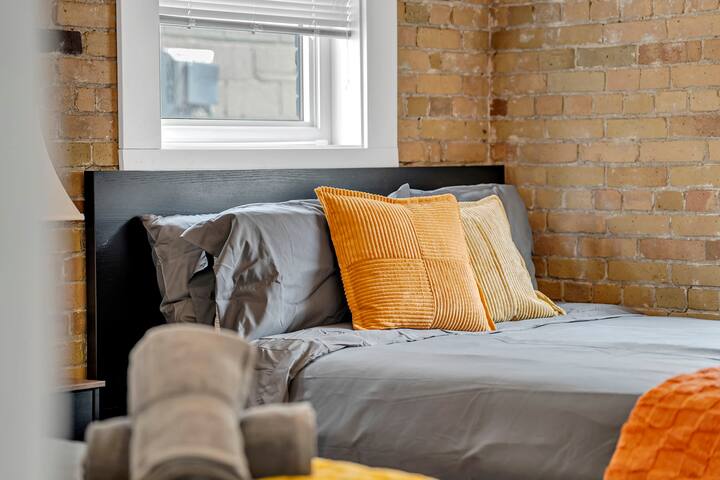 *RARE LOFT* Huge Artistic Gem in Heart of Downtown gallery image 4