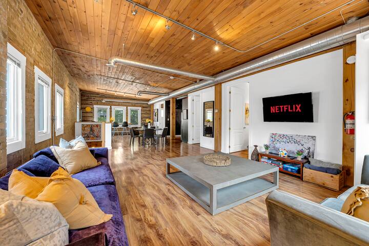 *RARE LOFT* Huge Artistic Gem in Heart of Downtown gallery image 3