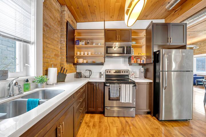 *RARE LOFT* Huge Artistic Gem in Heart of Downtown gallery image 2