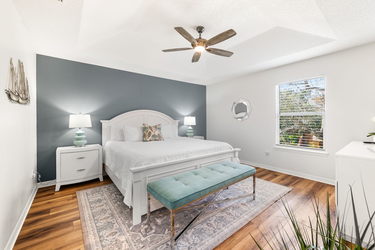 Chumba #3 - Ghorofa ya 2

King ensuite, kabati la kawaida, televisheni ya "50"