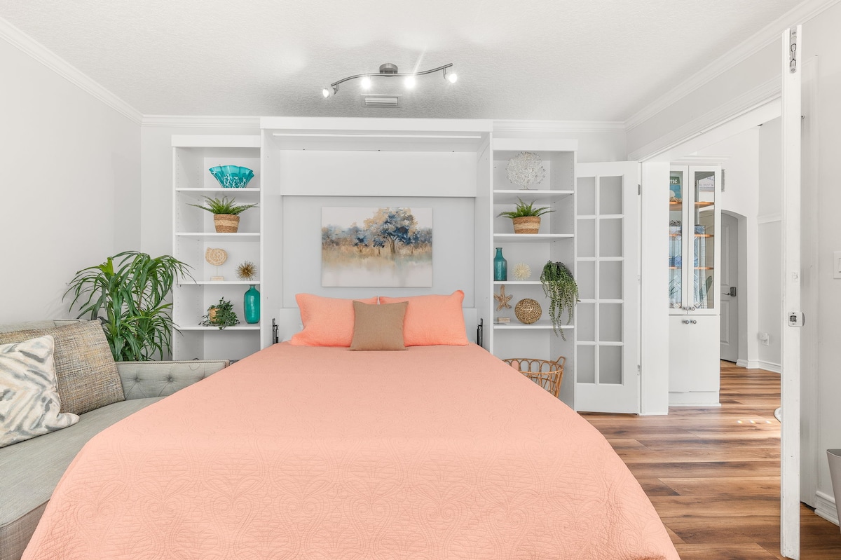 Ghorofa ya 1 - Chumba cha kulala #1: Chumba kisichobadilika. Inaweza kuwa chumba cha kulala au mojawapo ya sebule 3.  Kushoto kwa njia ya kuingia ya mbele.  Chumba cha kulia chakula kwenye ukumbi.  