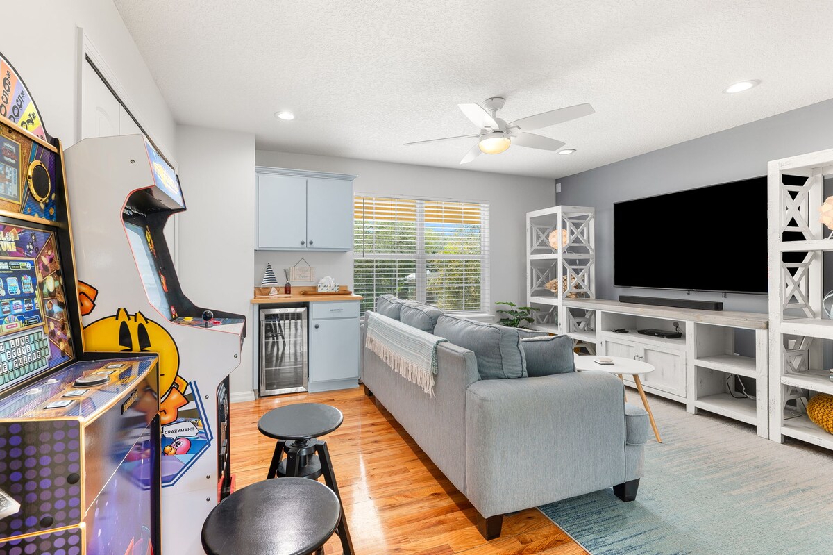 Ghorofa ya 2 - Chumba cha kulala #5 - "Chumba kisichobadilika" 

Inaweza kutumika kama sebule ya ghorofa au chumba cha kulala

Sofa ya malkia yenye godoro la povu la kumbukumbu na kipande cha juu cha povu 

Kabati la kawaida, milango ya Kifaransa inayoweza kufungwa, michezo ya Arcade, televisheni ya 75", kicheza DVD, friji ndogo