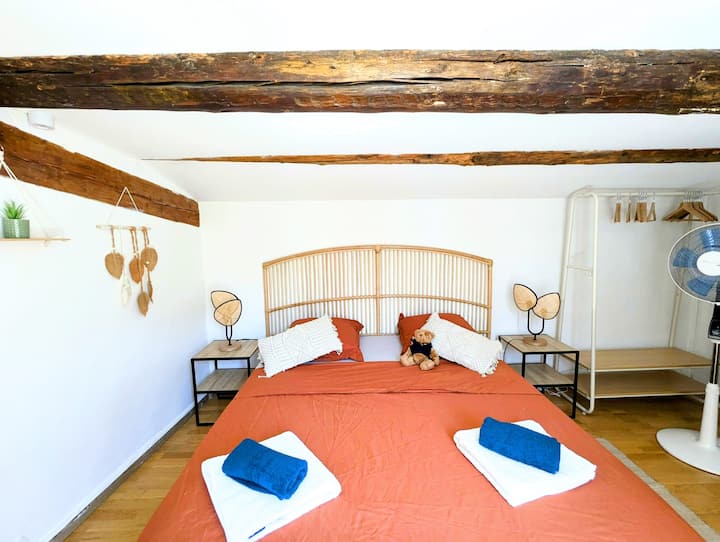 Საძინებელი: კუინზის საწოლი 160X200
Ცალკე საშხაპე ოთახი