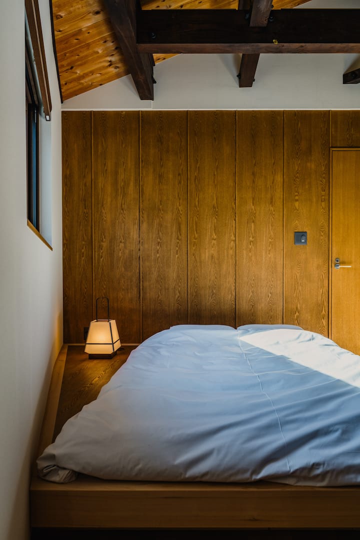 Questa è una foto con un materasso matrimoniale (2.000 x 1.500) su un piccolo tappetino in tatami rialzato.