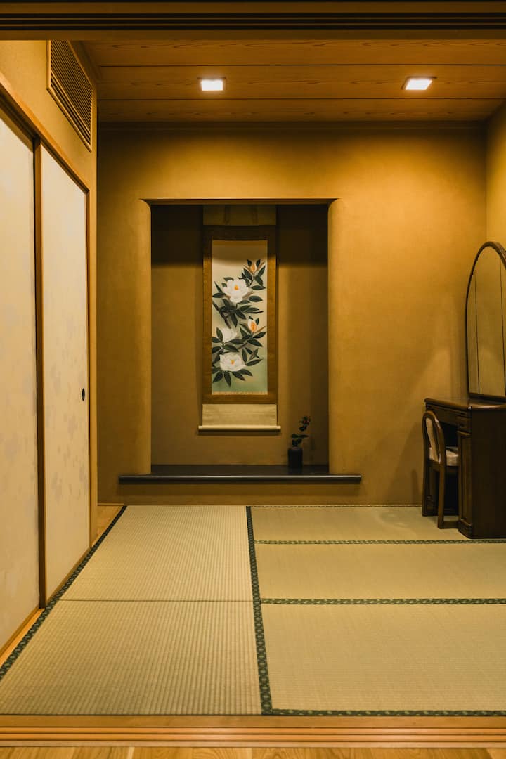 La camera in stile giapponese ha 4,5 tappetini per tatami e possiamo fornire biancheria da letto per 2 persone.