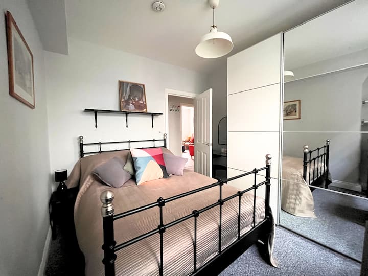 Soveværelset ligger på gårdspladsen med termoruder og også skærme.

Sminkebord med spejl er placeret lige bag døren, der er perfekt til at gøre sig klar om morgenen eller bruge som arrangør hele dagen.
