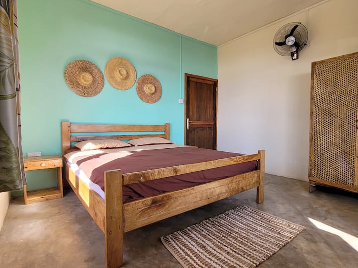 Стайна лагуна

- Суперголямо двойно легло (180 см x 200 см) 
- Голяма самостоятелна баня с решетки
- Стъклен прозорец и изглед към морето
- Затъмняващи завеси
- Стенни вентилатори 
- Рафтове
- Намира се на приземния етаж
- Достъпно в инвалидна количка