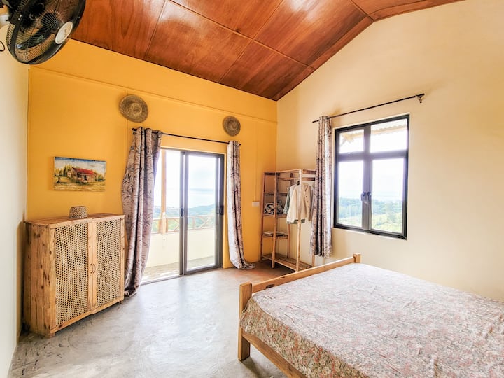 Chambre Soleil

- Суперголямо двойно легло (180 см x 200 см)
- Стъклен прозорец с изглед към морето
- Ница височина под тавана
- Стенни вентилатори
- Затъмняващи завеси
- Рафтове
- Съседна баня
- Намира се на горния етаж