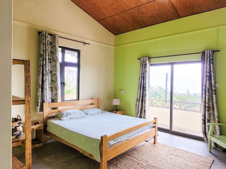 Планинска стая

- Суперголямо двойно легло (180 см x 200 см)
- Стъклен прозорец и изглед към морето
- Стенни вентилатори
- Затъмняващи завеси
- Самостоятелна баня в спалнята
- Голяма площ и висок таван
- Рафтове
- Намира се на горния етаж