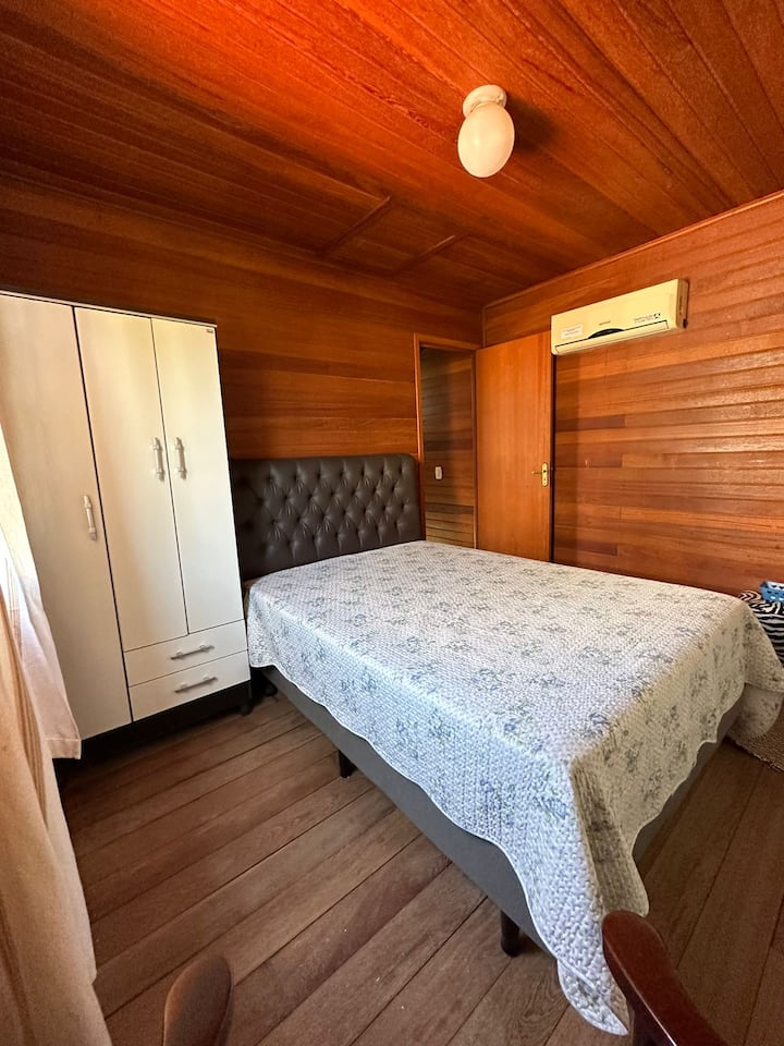 ห้องพักชั้นบนมีเตียงคู่ 1 หลังตู้เสื้อผ้าและเครื่องปรับอากาศ 