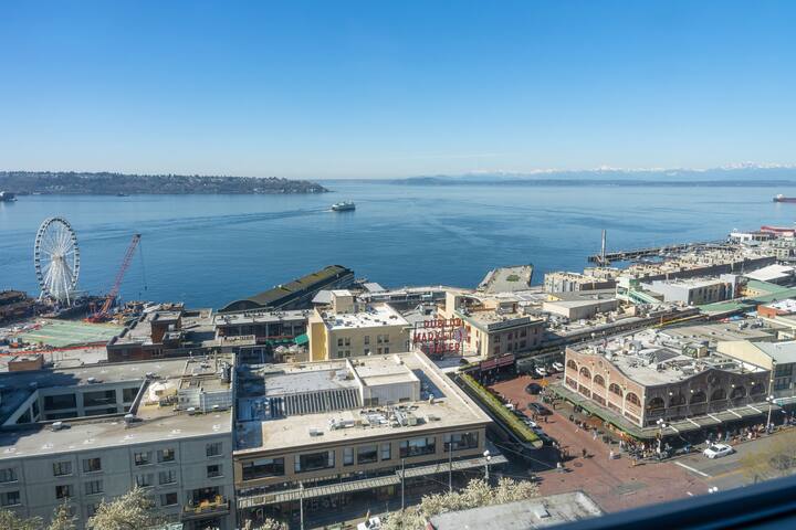 Best View in Seattle – 2BR w/ Parking, Pool, A/C gallery image 2