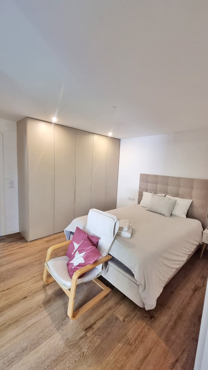 Chambre confortable avec lit double de 190 cm x 140 cm et vue sur la nature environnante.