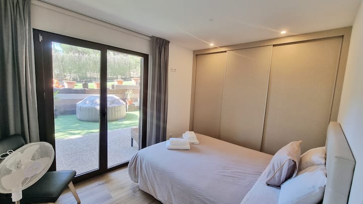 Chambre supplémentaire avec lit double, parfaite pour les enfants ou les amis avec vue sur le jardin et jacuzzi.