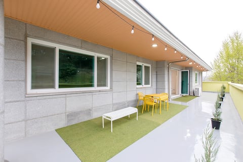 A peaceful house-type accommodation in the city center surrounded by flower gardens and Hak Mountain